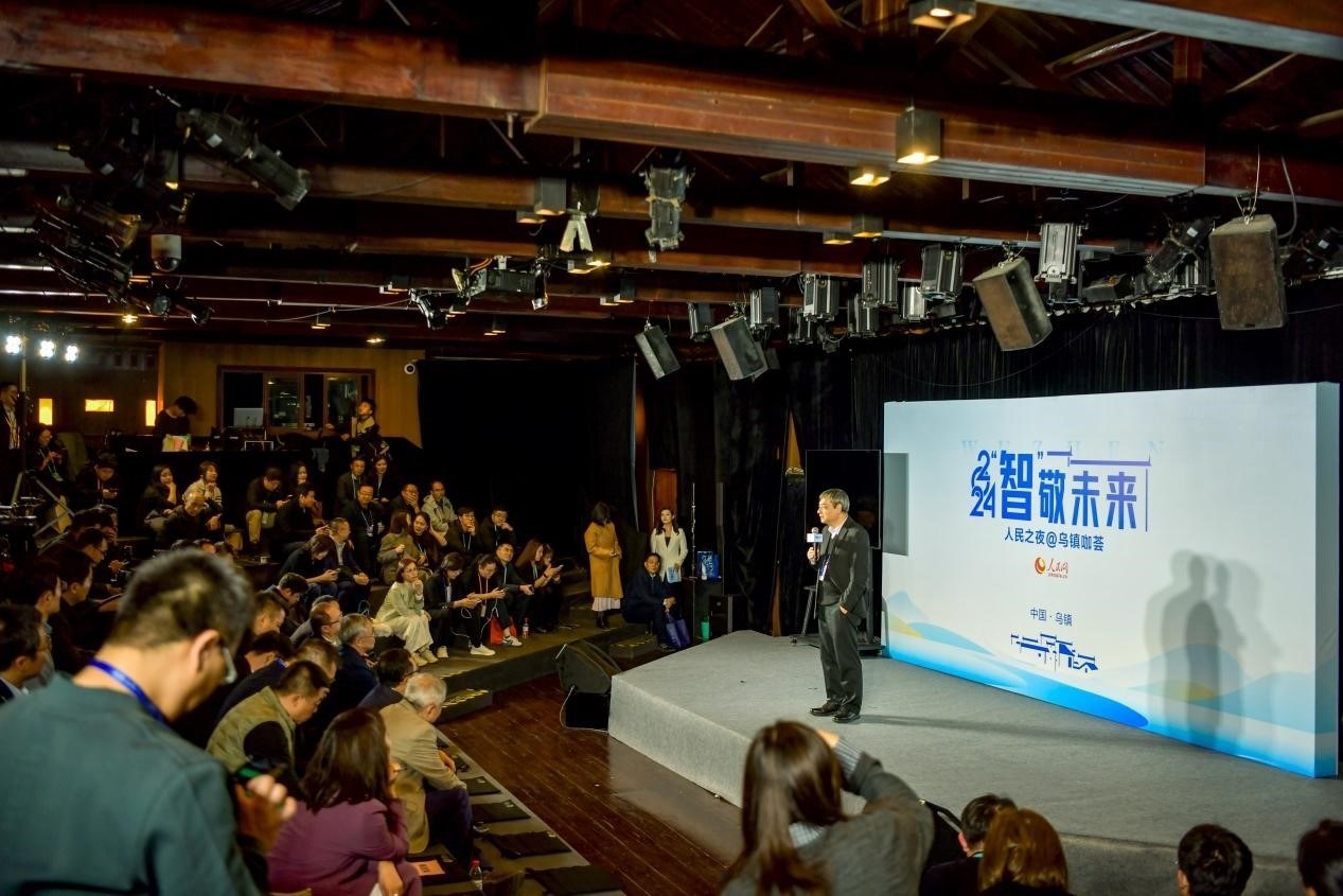 在開場環(huán)節(jié)，清華大學(xué)人工智能研究院常務(wù)副院長、教授孫茂松發(fā)言分享。人民網(wǎng)記者 任峰濤攝