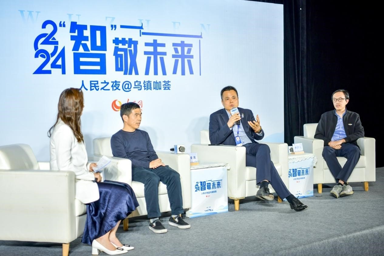 在對話環(huán)節(jié)，之江實驗室高級研究專家潘愛民、伏羲智庫創(chuàng)始人李曉東、麒麟軟件副總經(jīng)理李震寧探討“‘百模大戰(zhàn)’將卷向何方”。人民網(wǎng)記者 任峰濤攝