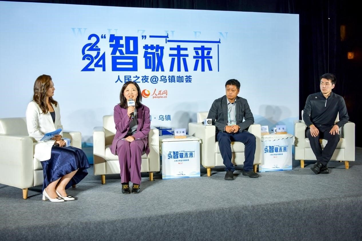 在對話環(huán)節(jié)，趣丸科技總編輯、副總裁任少峰，星云智慧機(jī)器人CEO李明，可之教育大模型創(chuàng)始人王冠討論“人工智能如何惠及大眾”。人民網(wǎng)記者 任峰濤攝