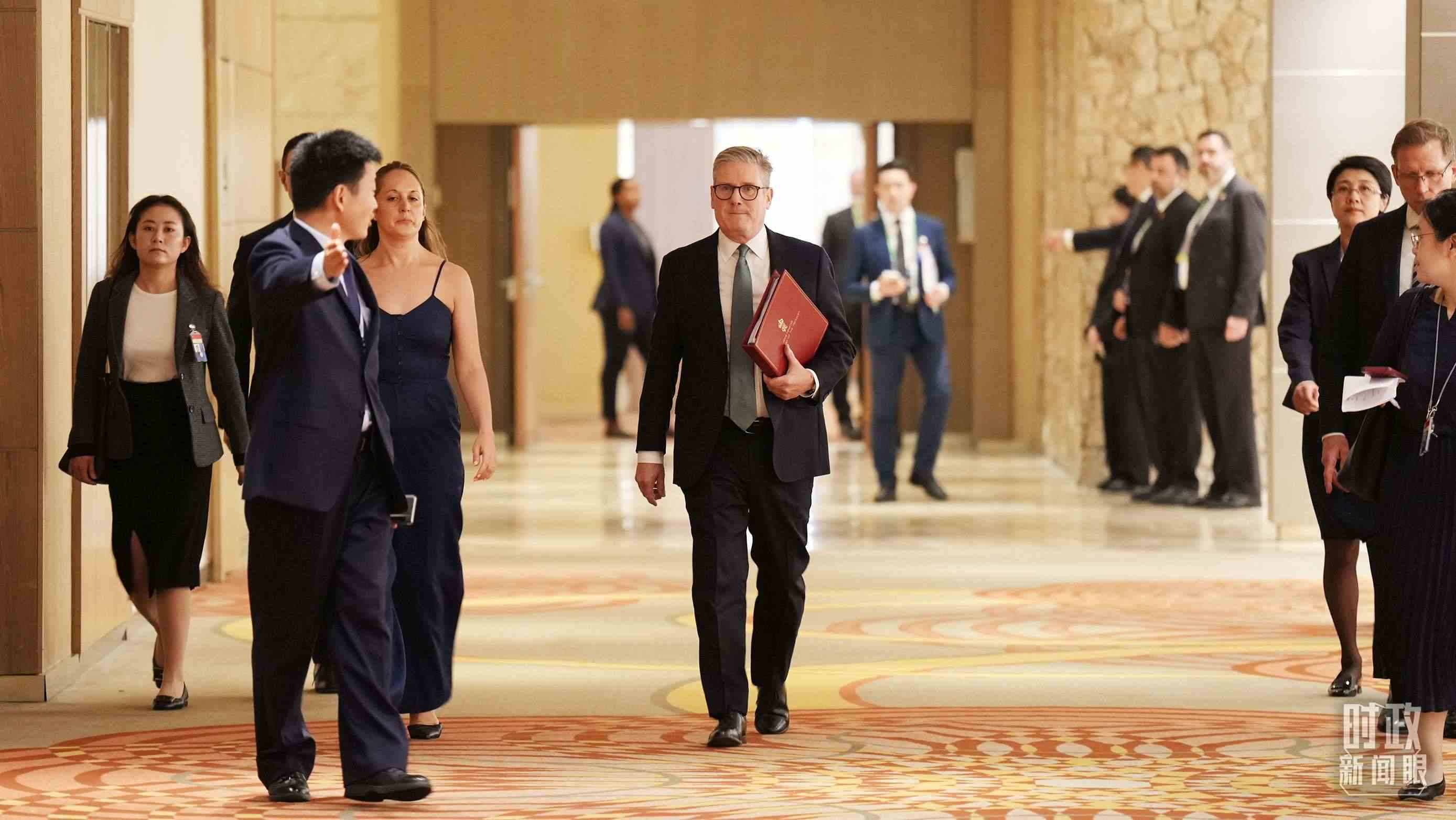 英國(guó)首相斯塔默抵達(dá)會(huì)見現(xiàn)場(chǎng)，這是他首次同習(xí)主席面對(duì)面交流。