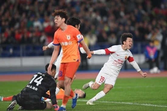 11月23日，上海海港隊(duì)球員王振澳（右）慶祝進(jìn)球。新華社記者 黃宗治 攝