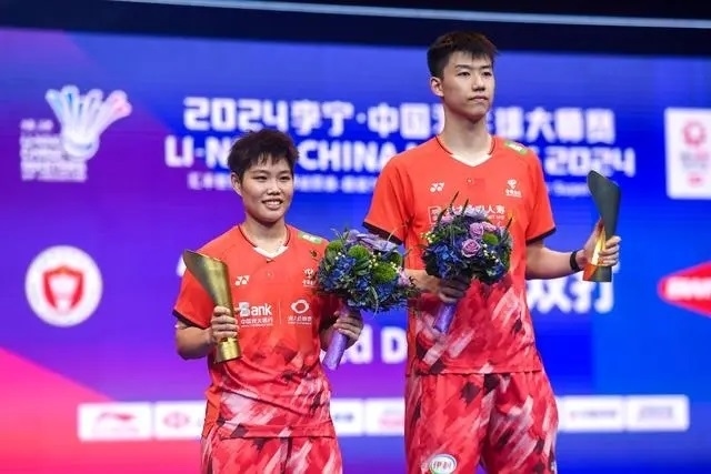 11月24日，馮彥哲/黃東萍（左）在領(lǐng)獎(jiǎng)臺(tái)上合影。新華社記者 梁旭攝