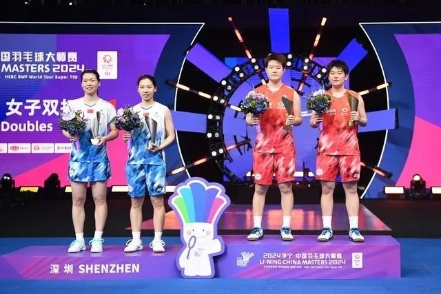 11月24日，劉圣書（右二）/譚寧（右一）與李怡婧/羅徐敏（左一）在頒獎(jiǎng)臺(tái)上合影。新華社記者 梁旭攝