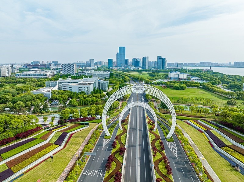 圖為蘇州工業(yè)園區(qū)星湖街鋼結(jié)構(gòu)雕塑。