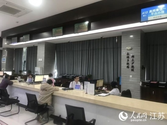 像這樣的“高頻事項(xiàng)一平臺(tái)”辦理專窗，正在江蘇各地基層便民服務(wù)中心鋪開。人民網(wǎng) 俞楊攝