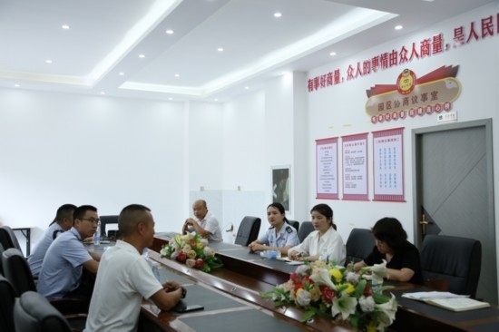 榕江縣稅務(wù)局在園區(qū)協(xié)商議事室協(xié)調(diào)解決企業(yè)訴求。黔東南州稅務(wù)局供圖