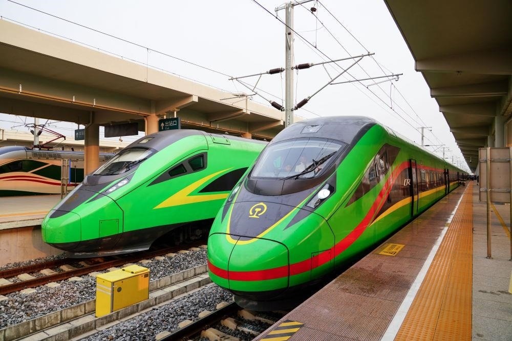 截至2024年7月5日，中老鐵路國際旅客列車?yán)塾嬮_行滿1000列，極大地便利了沿線民眾出行。