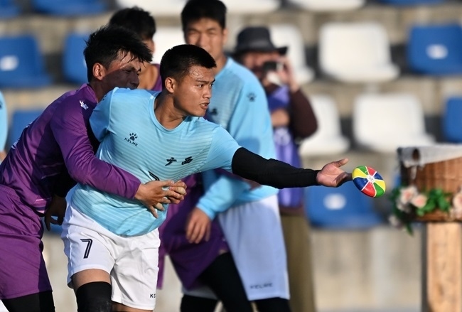 11月28日，花炮半決賽，廣西隊與海南隊展開激烈角逐。新華社記者 郭程攝