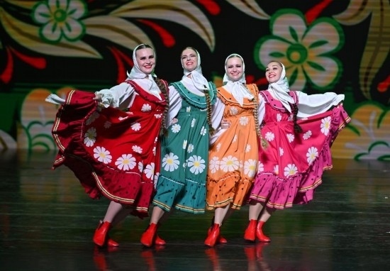 6月22日，2024-2025“中俄文化年”海南島歡樂節(jié)俄羅斯藝術(shù)團(tuán)體巡演在?？谑信e行。新華社記者郭程攝