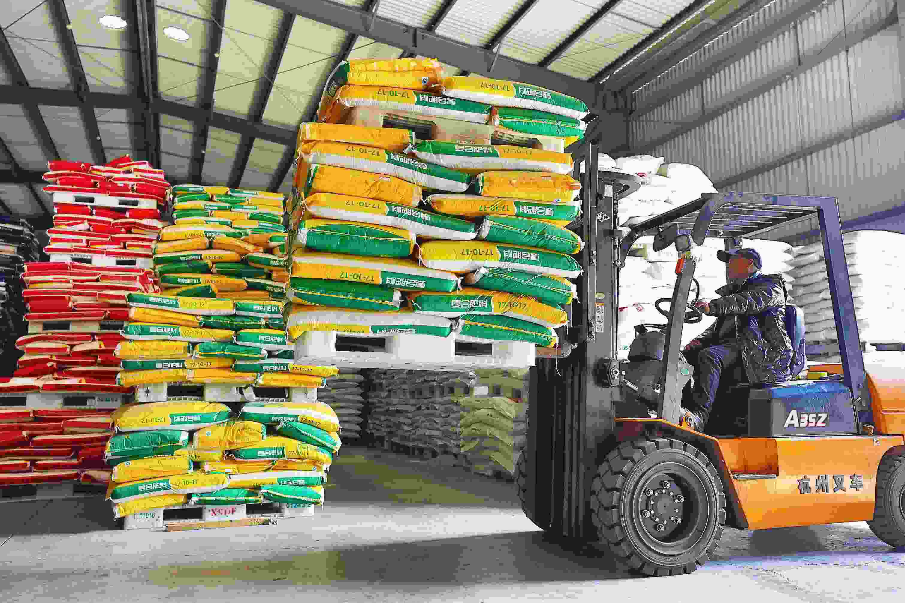 2023年2月15日，在浙江義烏供銷聯(lián)社的農(nóng)資貯存?zhèn)}庫(kù)，工作人員正在調(diào)運(yùn)復(fù)合肥料等農(nóng)資。