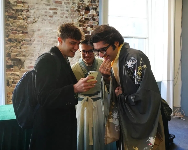 英國學(xué)生感受漢服魅力。吳若鳴攝