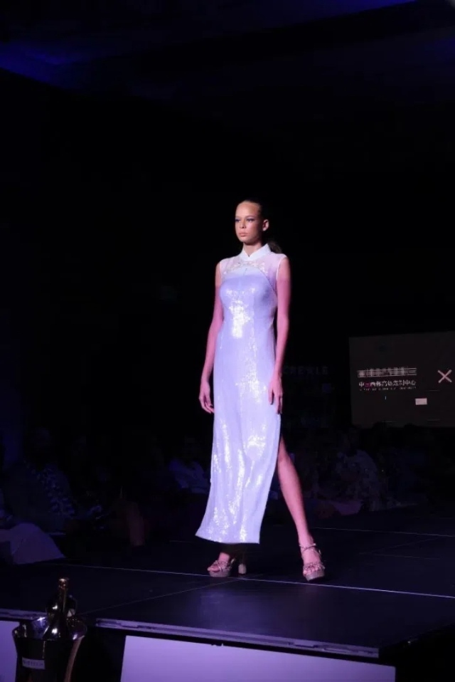 模特展示新中式禮服。顏李芳攝