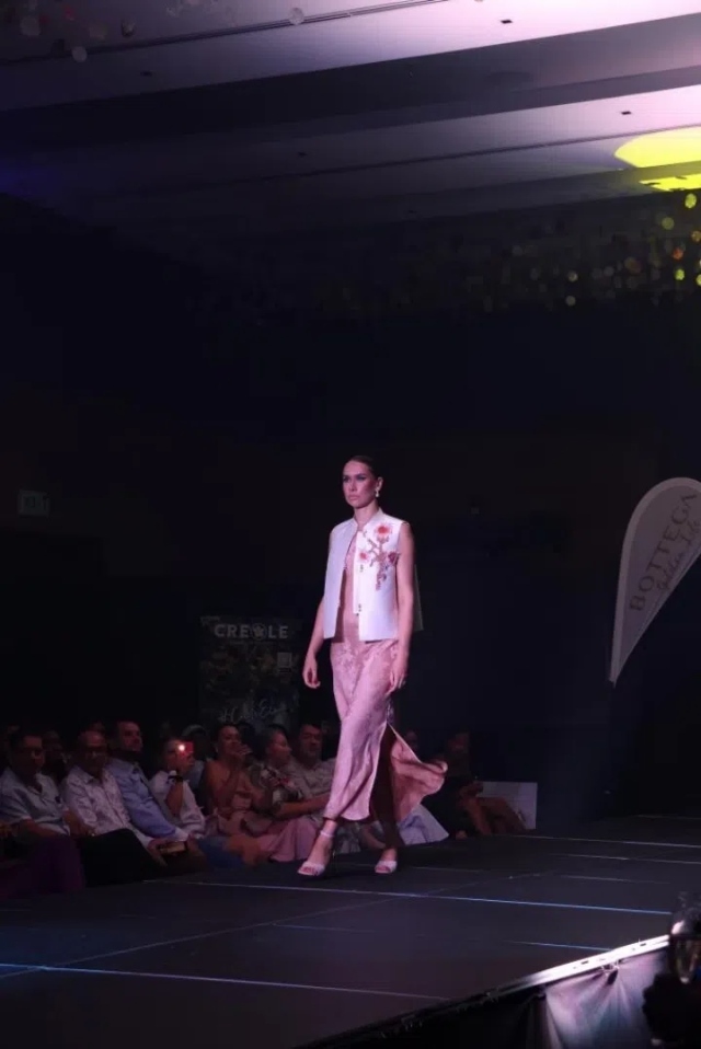 模特展示新中式禮服。顏李芳攝