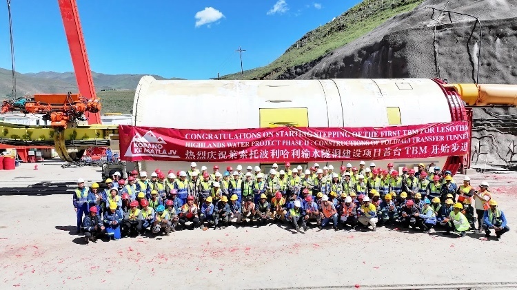 中外方建設(shè)者合影留念。中水電十一局供圖