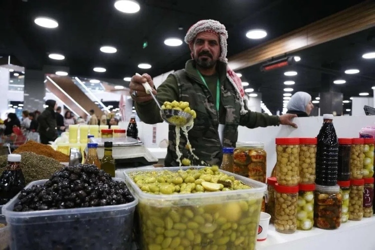 一位展商展示腌橄欖。納達爾·達烏德攝