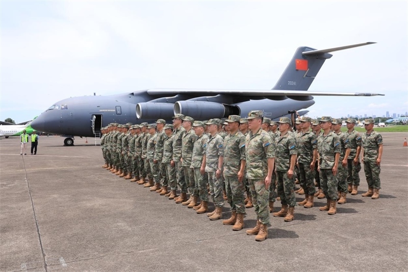 中方參演部隊(duì)搭乘運(yùn)—20運(yùn)輸機(jī)飛抵印尼國民軍空軍哈利姆機(jī)場。 龔勝祥攝