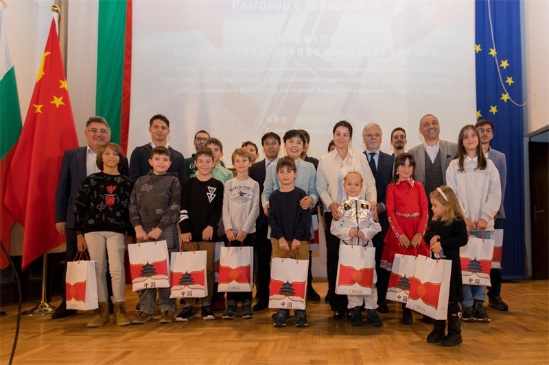 為保加利亞青少年頒發(fā)獎(jiǎng)品。中國(guó)駐保加利亞大使館供圖