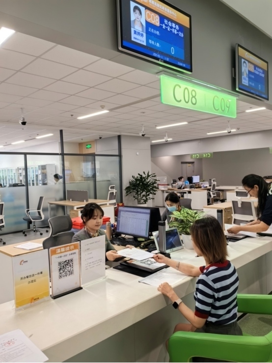 成都高新區(qū)“開辦餐飲店一件事”服務(wù)窗口。成都市市場(chǎng)監(jiān)督管理局供圖