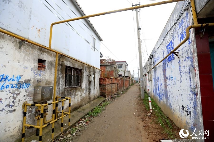 中燃公司在玉山鎮(zhèn)鋪設(shè)完工的燃?xì)夤芫W(wǎng)。人民網(wǎng)記者 慎志遠(yuǎn)攝