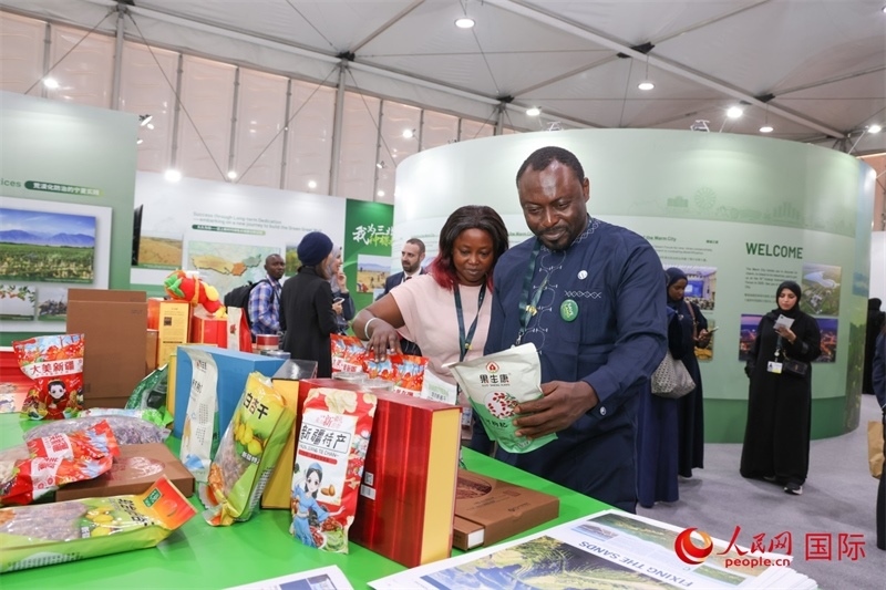 嘉賓了解中國館展示產(chǎn)品。人民網(wǎng)記者任皓宇攝