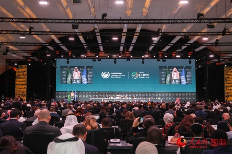 《聯(lián)合國防治荒漠化公約》第十六次締約方大會(huì)2日開幕。圖為開幕式現(xiàn)場(chǎng)。人民網(wǎng)記者任皓宇攝