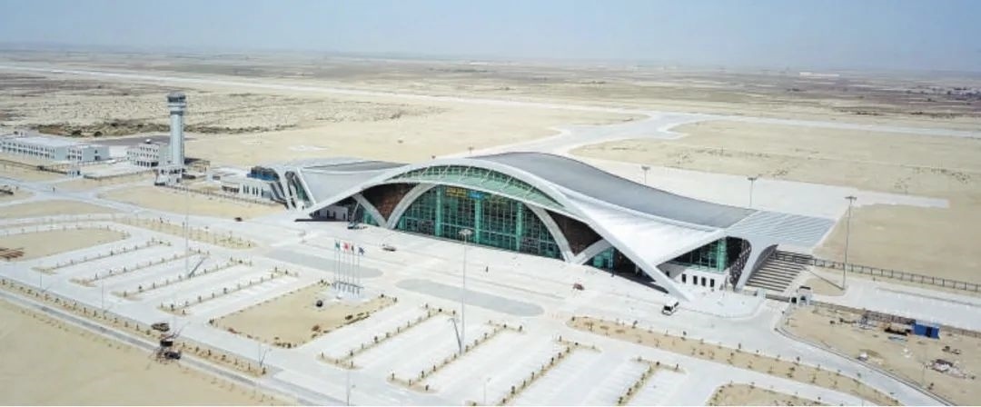 今年10月正式竣工的巴基斯坦瓜達爾新國際機場是中巴經(jīng)濟走廊建設(shè)進一步走向深入的重要標志，有力推動中巴經(jīng)濟走廊建設(shè)成為高質(zhì)量共建“一帶一路”的示范性項目。圖為瓜達爾新國際機場。艾哈邁德·卡邁勒 攝（新華社發(fā)）