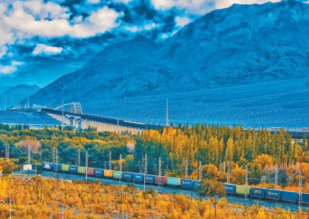 2013年，隨著共建“一帶一路”倡議提出，中歐班列應(yīng)運而生。今年11月20日，第十萬列中歐班列正式出境。截至目前，中歐班列累計運送貨物超1100萬標箱、貨值超4200億美元，貨物品類達53大類5萬余種。圖為中歐班列行駛在新疆烏魯木齊達坂城濕地。擺風亮 攝（新華社發(fā)）