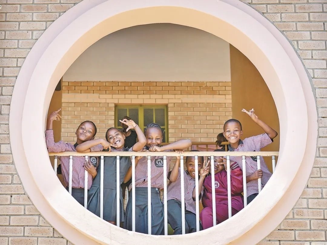 位于博茨瓦納南部的莫帕尼小學是中國援建的現(xiàn)代化學校，當?shù)貎和慕逃龡l件因此得到改善。圖為莫帕尼小學課間休息的學生們。新華社記者 韓旭 攝