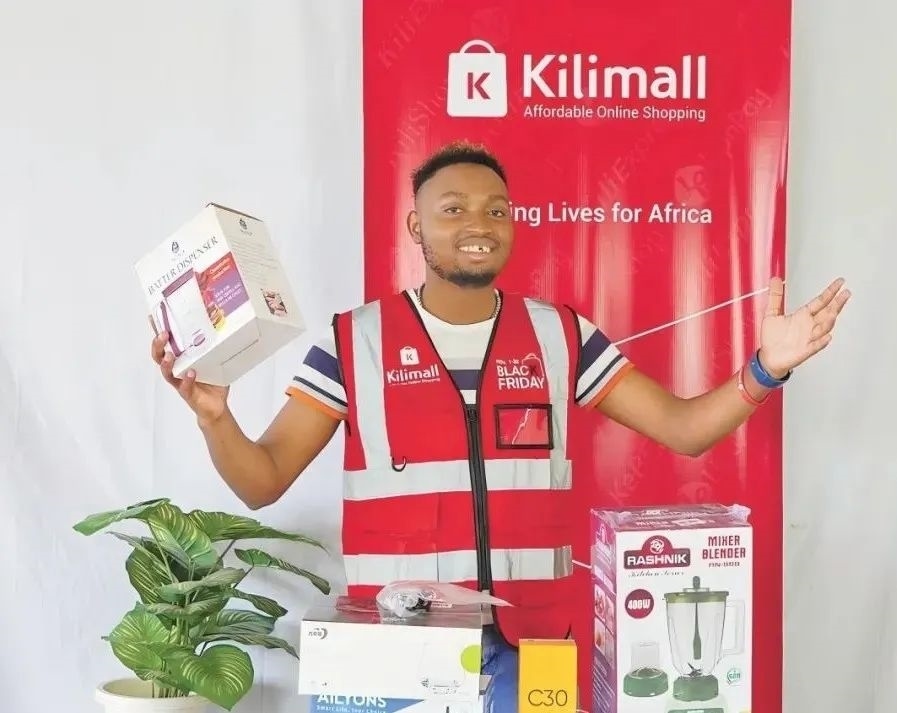 隨著“絲路電商”國際合作深入推進，共建“一帶一路”國家雙多邊數(shù)字貿(mào)易規(guī)則對接不斷強化。借助“絲路電商”合作機制，肯尼亞主播迪克森·恩甘加在當?shù)刂辈ж?。劉婉?攝（新華社發(fā)）