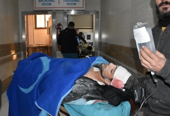 11月29日，在敘利亞阿勒頗，傷者被送往醫(yī)院接受治療。新華社發(fā)