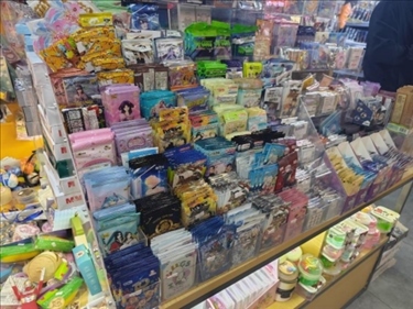 北京某文具店卡牌盲盒柜臺，未設(shè)相關(guān)提醒。人民網(wǎng)記者 黃鈺攝