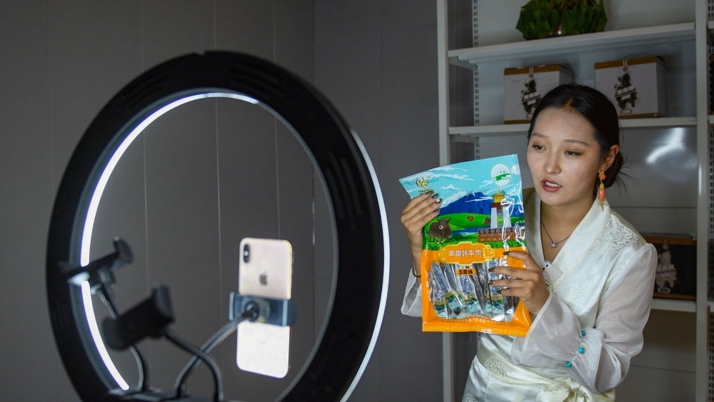 9月24日，果洛藏貢麻村村民多杰吉在進行網絡帶貨直播。（潘彬彬 攝）