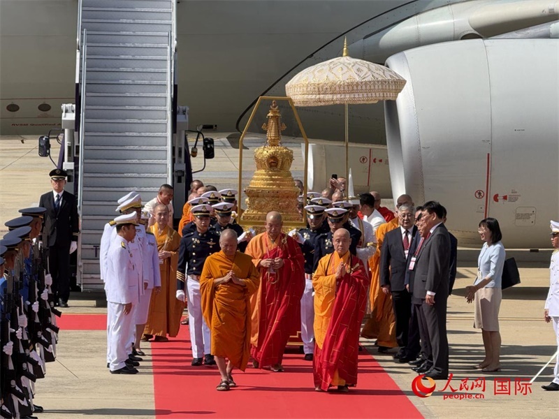北京靈光寺佛牙舍利抵達(dá)泰國(guó)曼谷廊曼軍用機(jī)場(chǎng)。人民網(wǎng)記者章念生攝