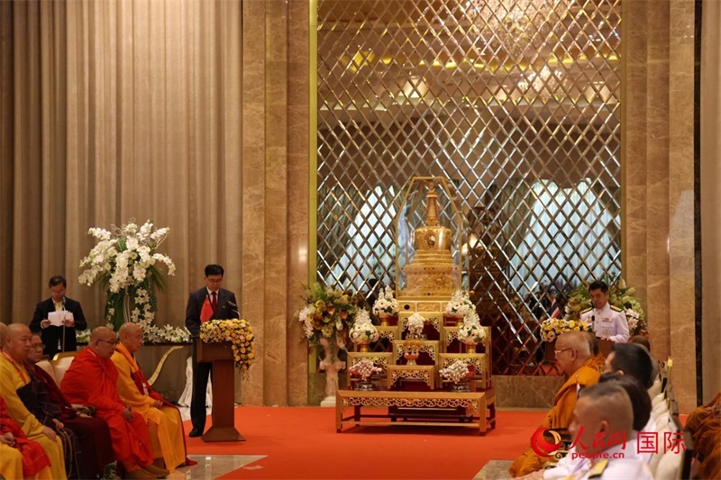 中泰兩國(guó)代表在曼谷廊曼軍用機(jī)場(chǎng)舉辦的迎請(qǐng)儀式上致辭。人民網(wǎng)記者楊一攝