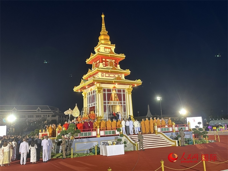 北京靈光寺佛牙舍利抵達(dá)王家田廣場(chǎng)安奉。人民網(wǎng)記者孫廣勇攝