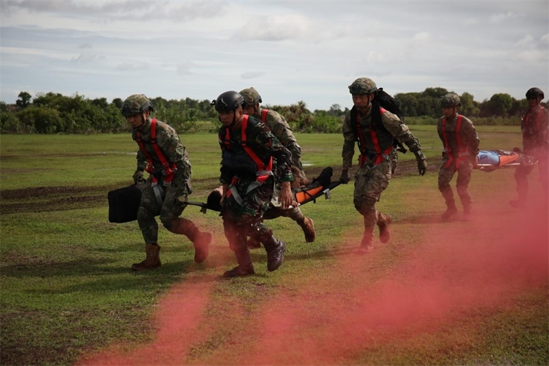 中印尼雙方空降兵隊員空降至指定地域后，迅速展開“傷病員”救治和轉移。段江山攝