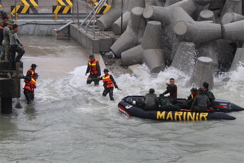 中印尼雙方海軍參演官兵協(xié)力將“落水人員”救上橡皮艇。周宇攝