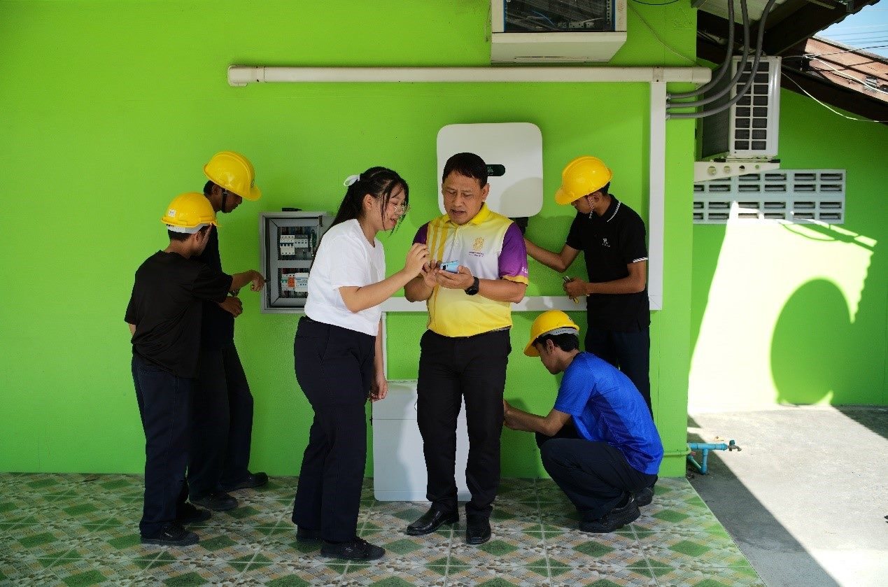 工作人員為當?shù)靥﹪蠋熤v解說明。主辦方供圖