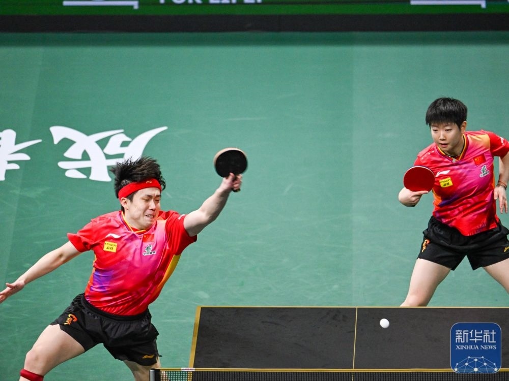 ↑中國隊組合王楚欽（左）/孫穎莎在混雙比賽中。新華社記者 王曦 攝