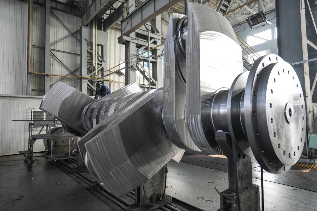 2024年1月11日，工人在大連華銳船用曲軸有限公司加工車間加工產品。新華社記者 潘昱龍 攝