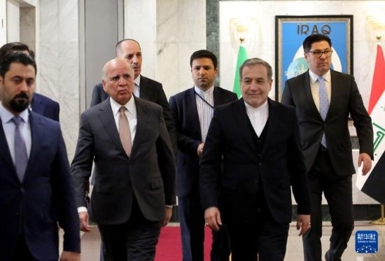 12月6日，伊拉克副總理兼外長侯賽因（中左）在巴格達(dá)會見伊朗外長阿拉格齊（中右）。新華社發(fā)（哈利勒·達(dá)伍德攝）