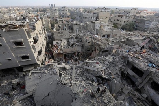 這是12月7日在加沙地帶中部努賽賴特難民營拍攝的遭以軍轟炸后的建筑廢墟。新華社發(fā)（里澤克·阿卜杜勒賈瓦德攝）