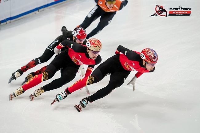 中國(guó)選手孫龍(右一)、劉少昂(右二)在比賽中。賽事組委會(huì)供圖