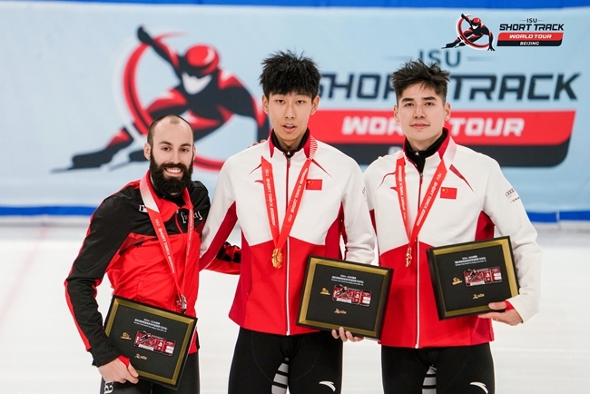 男子500米頒獎(jiǎng)儀式，中國(guó)選手孫龍(中)奪得冠軍，加拿大選手杜博伊斯(左)獲得亞軍，中國(guó)選手劉少昂獲得季軍。賽事組委會(huì)供圖