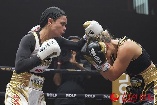 來自伊朗和羅馬尼亞的女選手進(jìn)行了墊場賽。人民網(wǎng) 塔里克·易卜拉欣攝