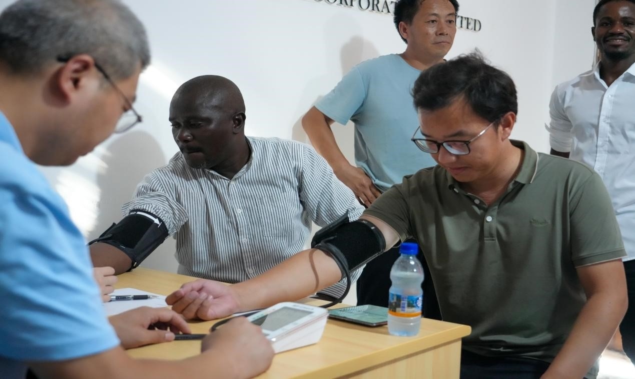 醫(yī)療隊(duì)專家診療現(xiàn)場(chǎng)。中國(guó)土木供圖