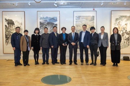 中國駐瑞典大使崔愛民與畫展主辦方人員合影。中國駐瑞典大使館供圖