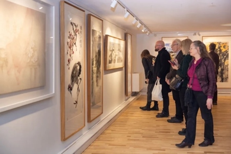 來賓參觀畫展。中國駐瑞典大使館供圖