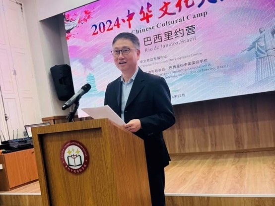 里約中國(guó)國(guó)際學(xué)校代董事長(zhǎng)尹霄敏在閉營(yíng)儀式上致辭?；顒?dòng)主辦方供圖