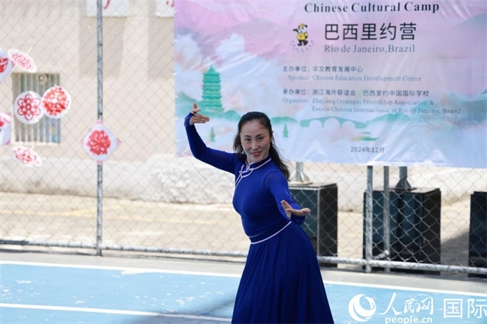 蒙古族舞蹈《熱土》表現(xiàn)出草原兒女的熱情與活力。人民網(wǎng)記者 陳海琪攝